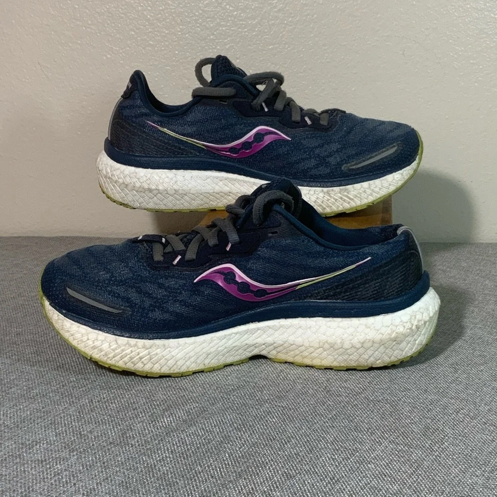 ✨ Saucony Triumph 19 ✨ Women's 6.5 Navy / Pink Max Cushion Running Shoes - Picture 2 of 10